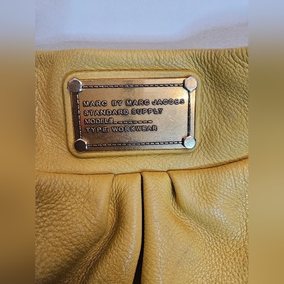 Marc by Marc Jacob Yellow Classic Hobo Leather Hand Bag. - Picture 11 of 17